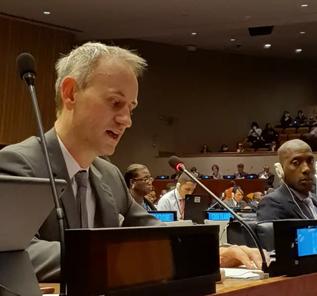 Jeroen Cooreman, plaatsvervangend permanent vertegenwoordiger van België bij de Verenigde Naties, leest de verklaring van België voor - Afbeelding vergroten