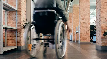 Fauteuil roulant dans le couloir du bureau