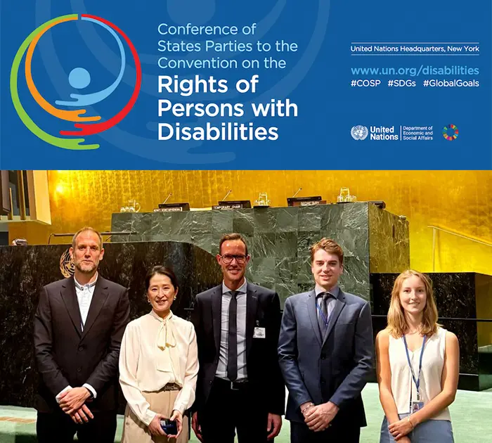 La délégation de la Belgique à la COSP18, de gauche à droite : Thomas Dabeux (BDF & CSNPH), Sophie de Smet (Ambassadrice de Belgique – Représentation permanente de la Belgique auprès des Nations Unies), Rob Beenders (Ministre en charge des personnes en situation de handicap), Jonathan Brüls (Attaché de cabinet du ministre Beenders), Alexandra Vertomen (SPF Sécurité sociale – Mécanisme de coordination UNCRPD)